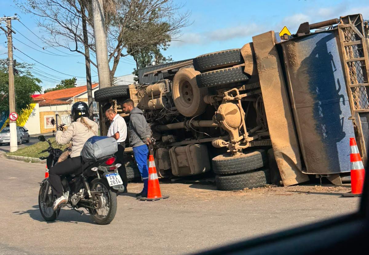 Caminhão da Litucera tomba em frente da Rodoviária